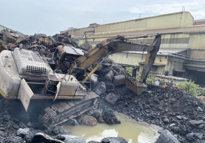 高雄市小港區某工廠起火，1名鋼鐵廠越南籍工人死亡。圖片來源：台灣《聯合報》林保光翻攝。