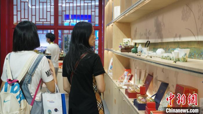 9月20日，中国—东盟博览会旅游展，故宫博物院展位上的文创产品吸引民众。　欧惠兰 摄