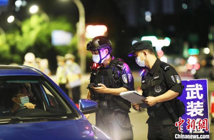 图为民警正在进行检查。　重庆市公安局供图
