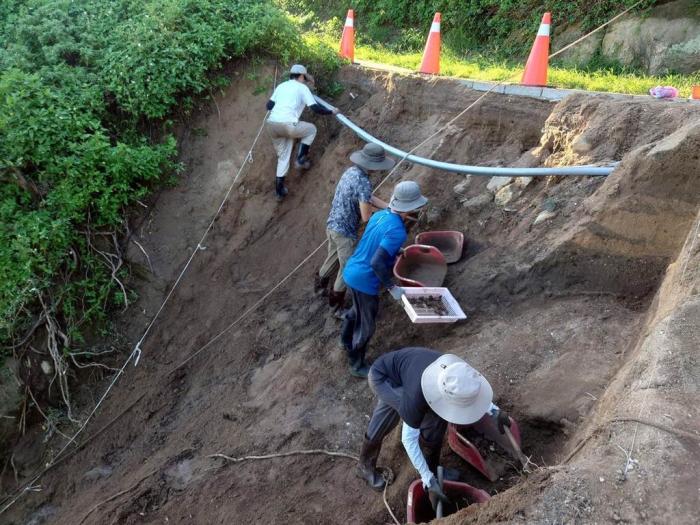 台湾“清大”人类学研究所在北竿短坡山进行考古遗址道路边坡紧急处置计划，现场出土大量陶石器。图片来源：台湾“中时新闻网”(台湾“清大”人类学研究所提供)