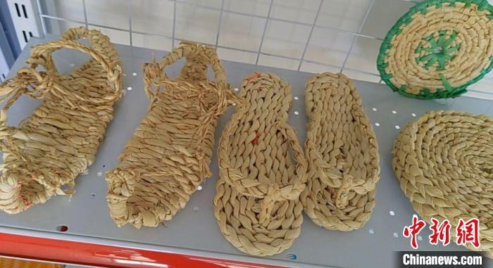 黄惠清编织的玉米皮草鞋。　刘俊聪 　摄