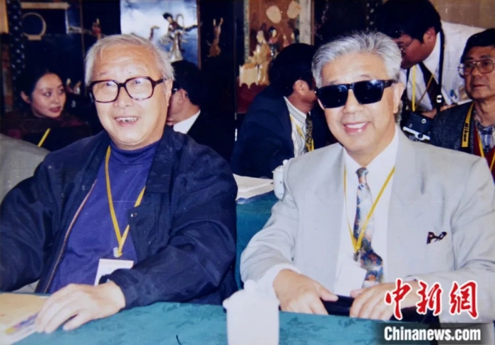 1995年，洪汛涛(右)和翻译家、作家任溶溶一起在上海出席第三届亚洲儿童文学大会。洪画千 供图