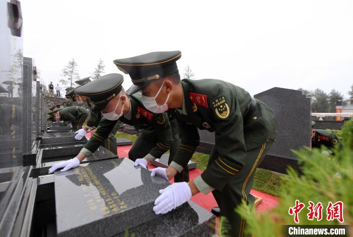 武警官兵将义士遗骸送至墓位掩埋。　郭传伍 摄