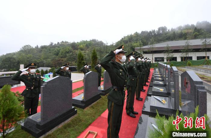 武警官兵向义士献花、敬军礼。　郭传伍 摄