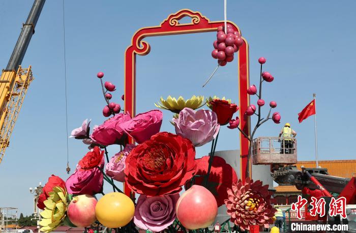 “祝福祖国”巨型花篮预计25日亮相天安门广场