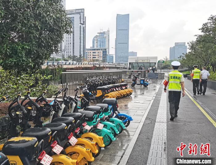 重庆：轨道出入口5米内乱停共享单车三企业被处罚