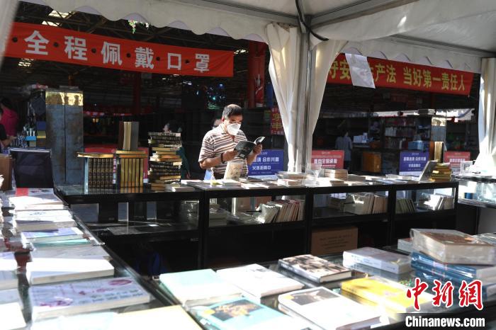 “万阅典藏”2022潘家园第四届古旧书博览会在北京潘家园旧货市场拉开帷幕。　书博会主办方供图