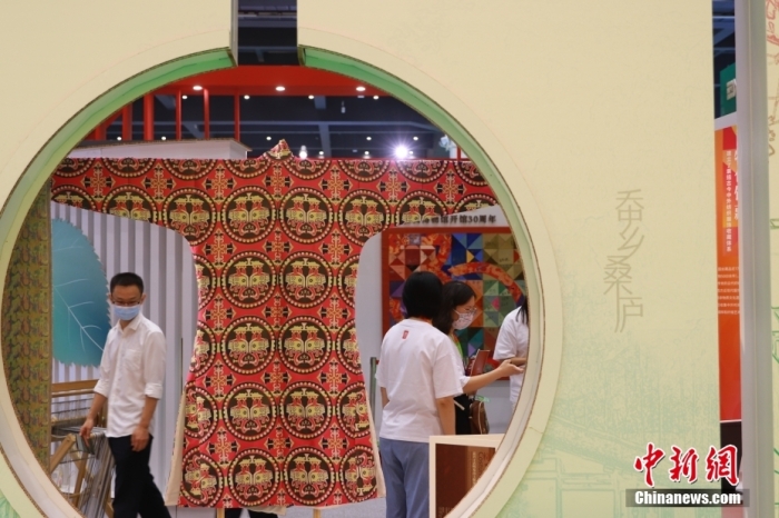 观众在中国丝绸博物展区参观。 中新社发 程航 摄