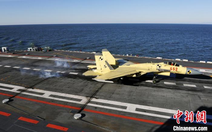 2012年11月23日，歼-15舰载战斗机首次在辽宁舰上成功着舰。　胡锴冰 摄