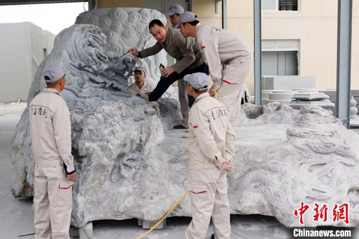 吴德强指导徒弟雕刻。　受访者供图