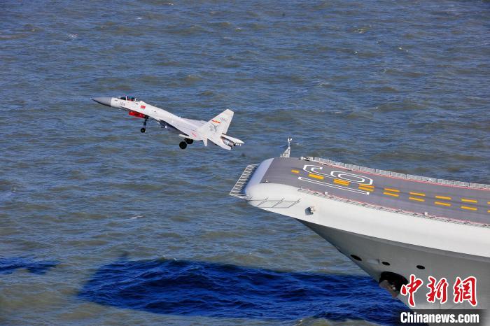 2014年12月1日，歼-15舰载战斗机从辽宁舰滑跃起飞。　张凯 摄