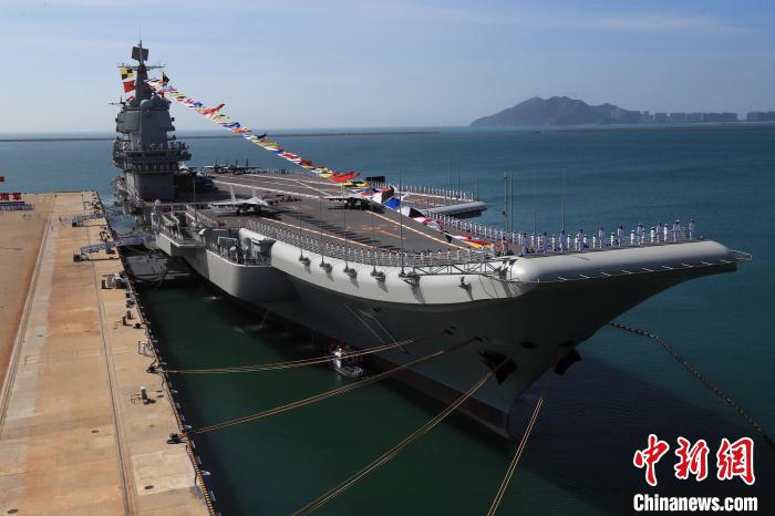 2019年12月17日，中国第一艘国产航空母舰山东舰在海南三亚某军港交付海军。　蒲海洋 摄