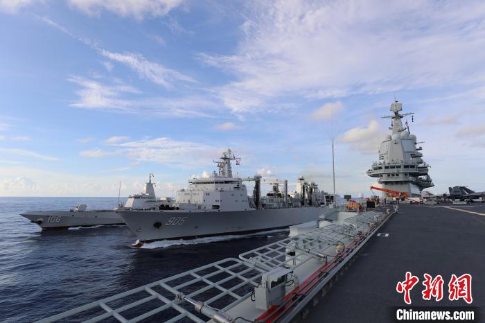 2022年8月6日，山东舰航母编队进行海上补给部署。　姬翔 摄