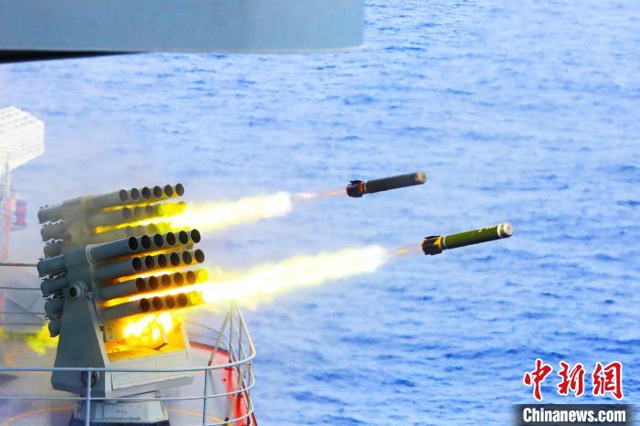 2022年8月7日，山东舰在海上进行实弹射击。　史新荣 摄