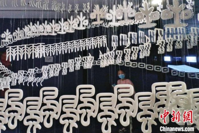 国图·津湾文创空间举办的甲骨文创意展，吸引不少参观者前来感受甲骨文演变成当代中国汉字的历程。佟郁 摄

