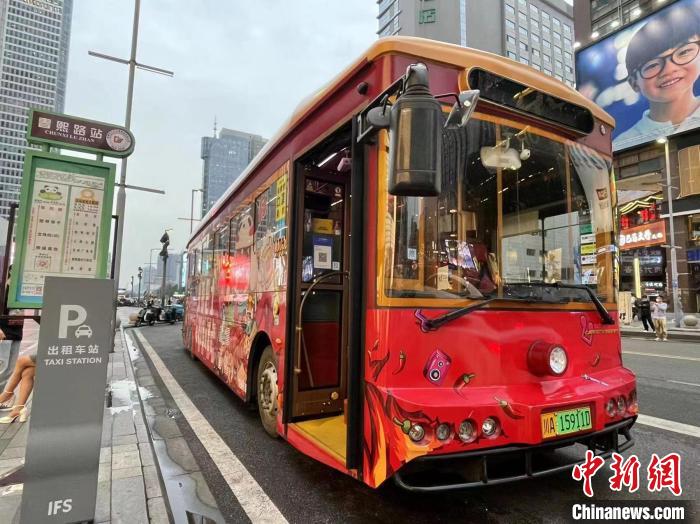 成都升级版“火锅巴士”首次亮相。　成都公交供图