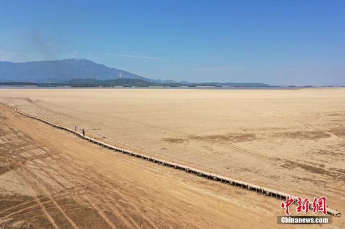 质料图：航拍位于江西省九江市都昌县鄱阳湖水域的明代古桥“千眼桥”。 刘占昆 摄