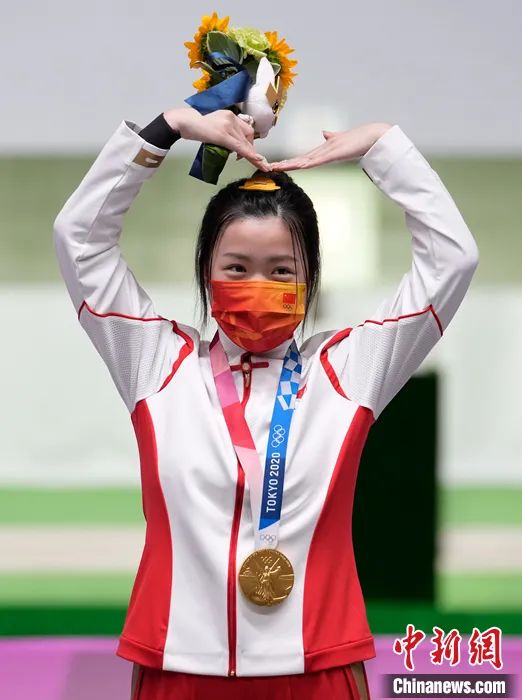 质料图：2021年7月24日，杨倩在东京奥运会女子10米气步枪颁奖仪式上。 <a target='_blank' href='/'>中新社</a>记者 杜洋 摄