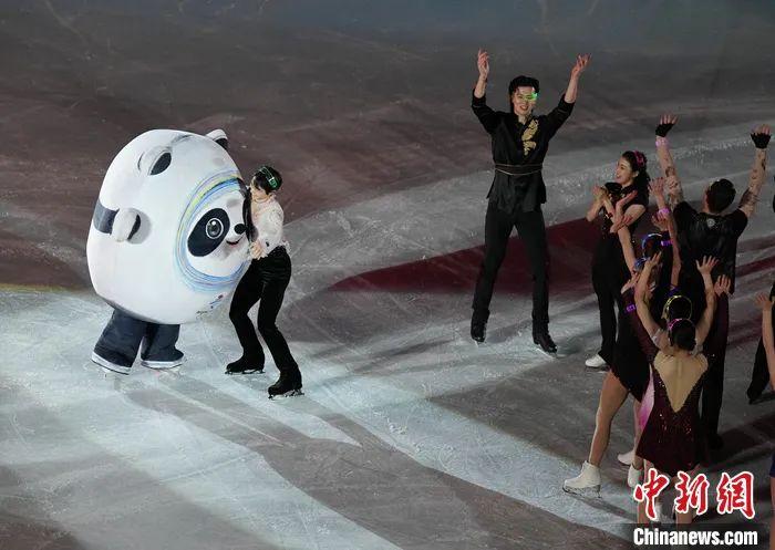 质料图：2月20日，北京2022年冬奥会花着溜冰饰演滑在国都体育馆举行。日本选手羽生结弦与“冰墩墩”互动。 <a target='_blank' href='/'>中新社</a>记者 毛建军 摄