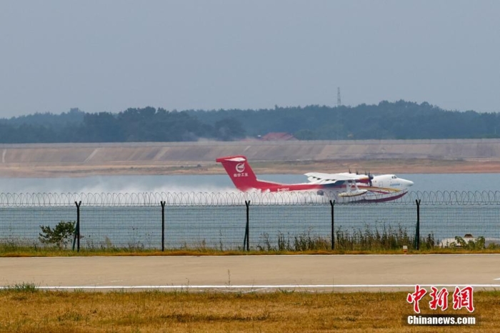 图为“鲲龙”AG600M灭火机在水面高速滑行中完成汲水。 <a target='_blank' href='/'>中新社</a>记者 张畅 摄