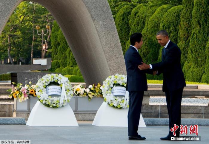 当地时间2016年5月27日，美国时任总统奥巴马在日本时任首相安倍的陪同下，到访广岛和平纪念公园并献花圈。