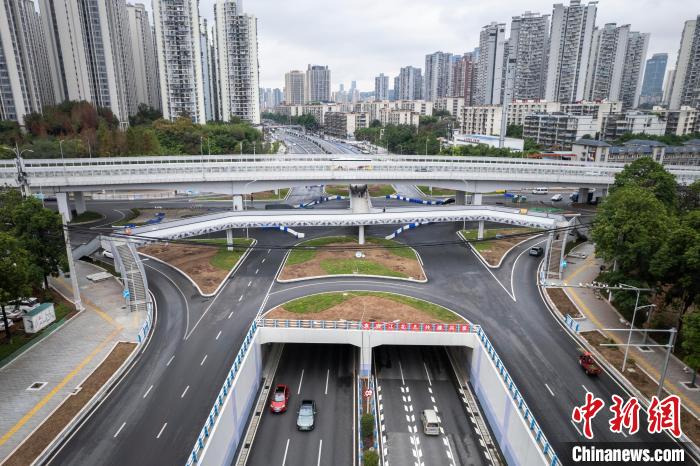 图为人行天桥所处路段，城市高架桥、下穿道交错，形成“路上有路、桥上有桥”景观。　陈鑫 摄
