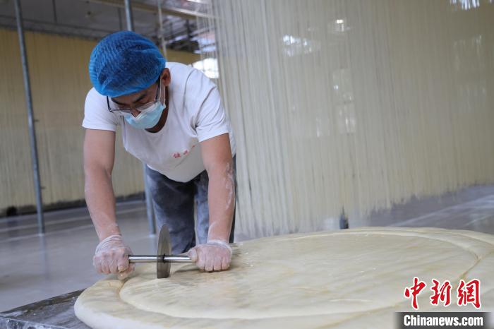细如丝韧如藤河北故城手艺人20余道传统工艺制作龙凤贡面