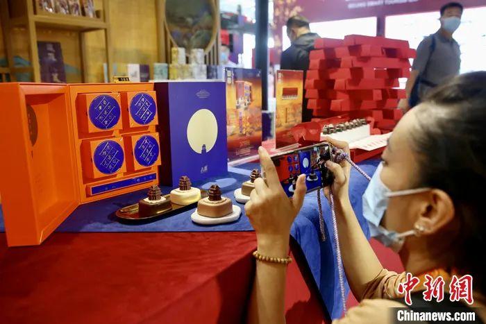 质料图：2021年9月7日，北京，服贸会文旅效率专题展上的故宫谯楼巧克力月饼排汇不雅众。<a target='_blank' href='/'>中新社</a>记者 易海菲 摄