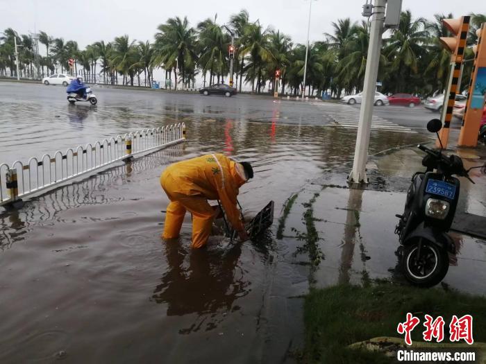 台风“奥鹿”携暴雨袭海口多条道路积水
