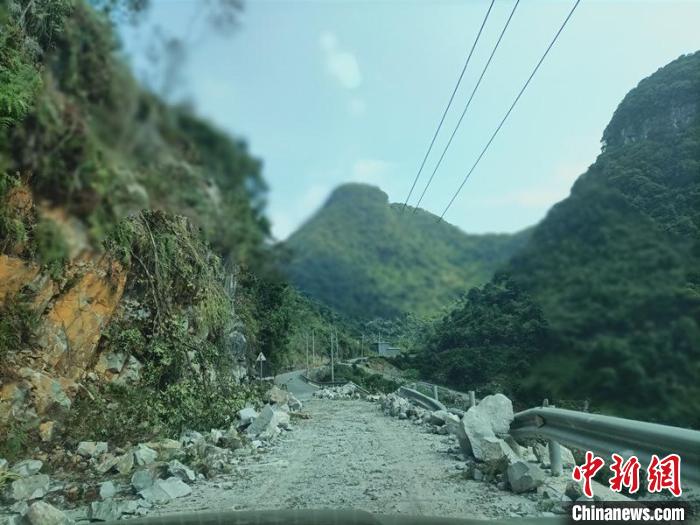 图为地震造成山区道路受损。　东兰宣传部供图