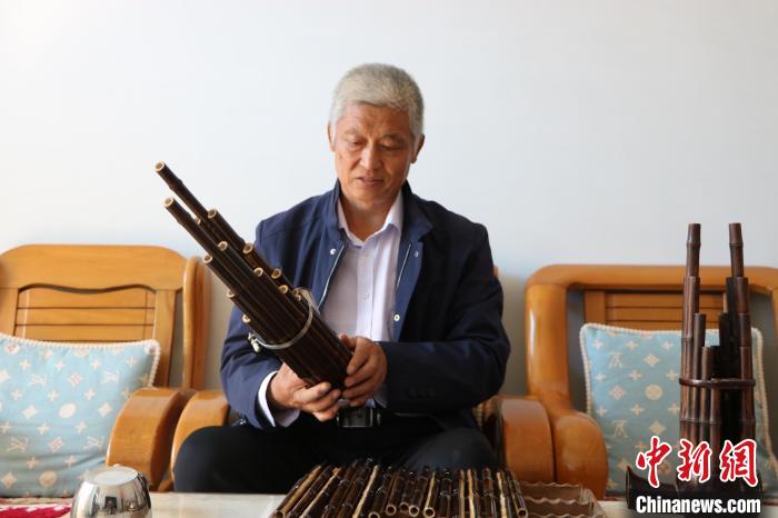 王俊伟正在检查调试制作的笙。　曹成龙 　摄