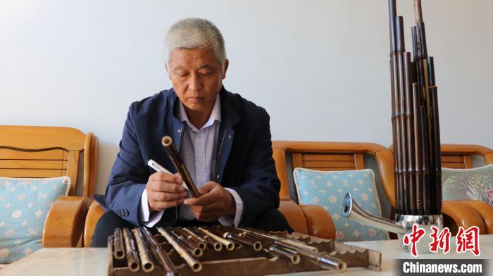 王俊伟正在制作笙管。　曹成龙 　摄