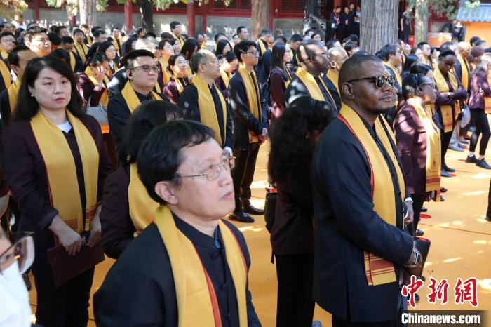 前來參加壬寅年公祭孔子大典的各界人士。　梁犇 攝