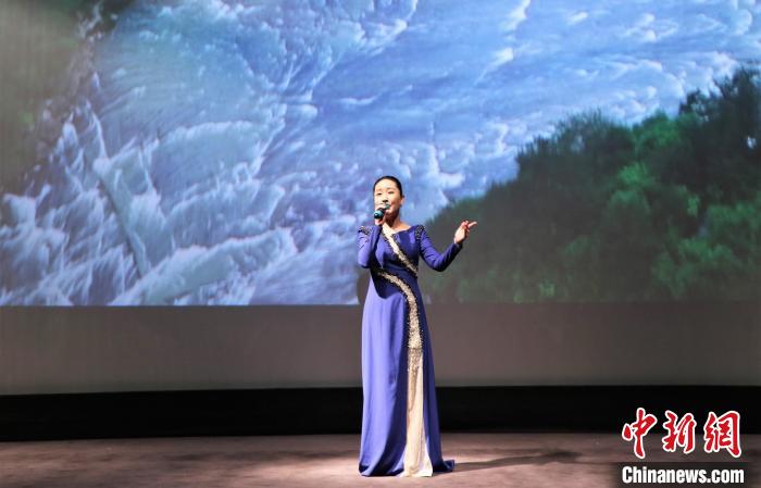 演唱影片主题曲《桥》。　叶伏国 摄