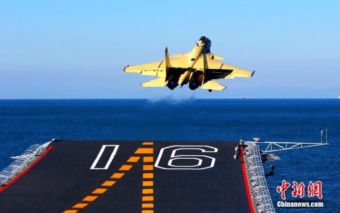 资料图:中国首款舰载机歼-15飞机在航母辽宁舰上起飞瞬间.