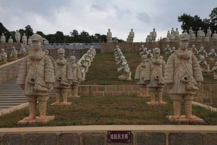 龙陵抗战将士雕塑群娃娃兵方阵