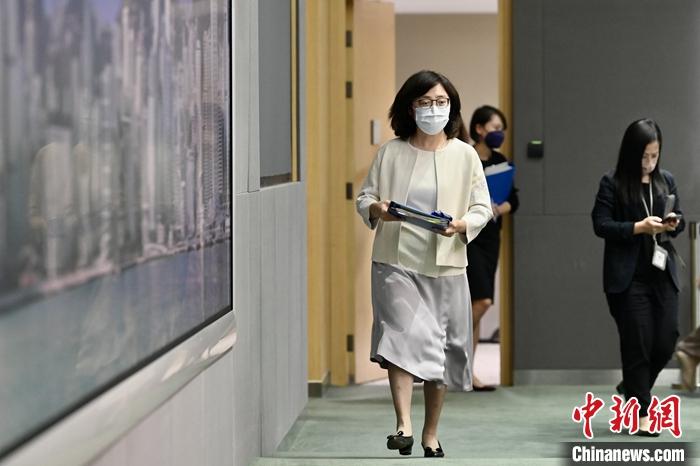 图为香港特区政府发展局局长宁汉豪出席记者会。 <a target='_blank' href='/'>中新社</a>记者 李志华 摄