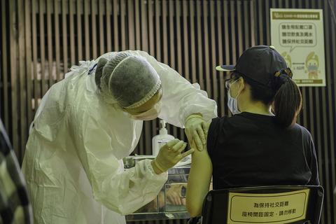 台民眾接種疫苗（臺媒資料圖）.jpg