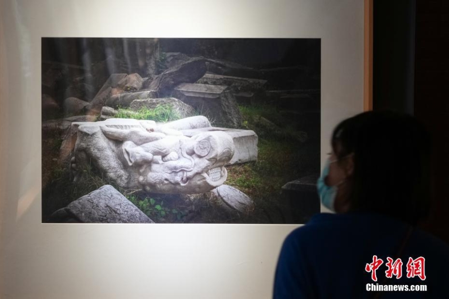 北京：游客圆明园欣赏三山五园主题摄影展《园林画境》