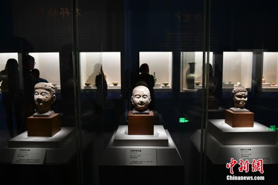 “和合共生——故宫·国博藏文物联展”吸引参观者