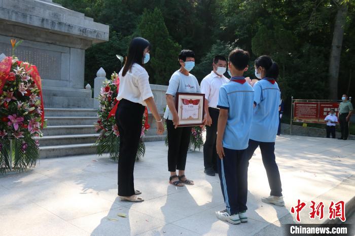 少先队员向烈属敬献鲜花。　漳州市退役军人事务局供图