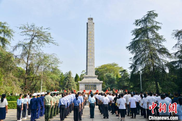 图为武警福建总队龙岩支队官兵来到闽西革命烈士陵园，在烈士纪念碑前参加“9·30烈士纪念日”公祭仪式。　武警龙岩支队 供图