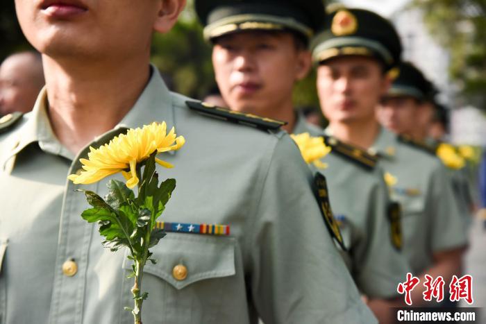 图为官兵们在烈士纪念碑前参加“9·30烈士纪念日”公祭仪式，缅怀烈士英灵。　武警龙岩支队 供图