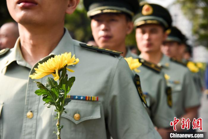 图为官兵们在烈士纪念碑前参加“9·30烈士纪念日”公祭仪式，缅怀烈士英灵。　武警龙岩支队 供图