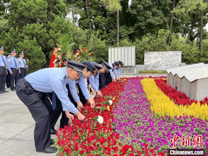 番禺边检站举行烈士纪念日向人民英雄敬献花篮仪式 番禺边检供图