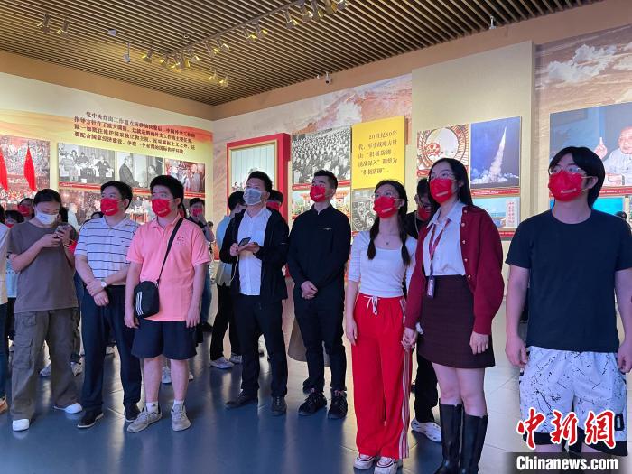 活动当天，台生们来到中国共产党历史展览馆，参观了“‘不忘初心、牢记使命’中国共产党历史展览”。　朱贺 摄
