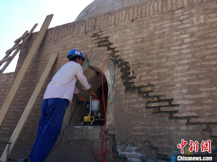 图为“援乌兹别克斯坦花剌子模州希瓦古城历史文化遗迹修复项目”墙体裂隙注浆工程。(资料图) 周鹏 摄