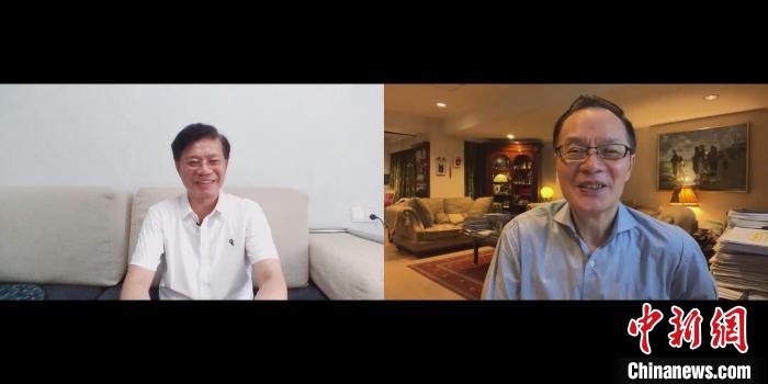 颜安(右)与弟弟颜渊(左)视频通话。　陈选斌 摄