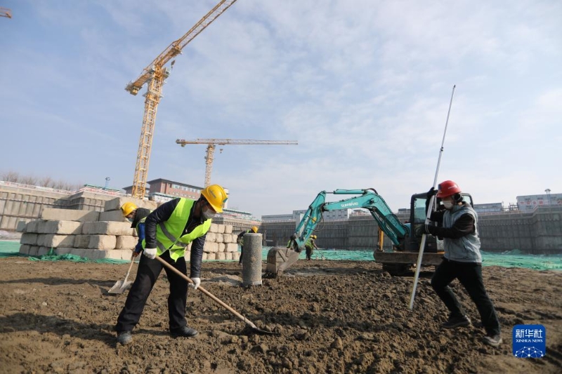 工人在北京市通州区丁各庄公租房项目工地施工（2020年2月10日摄）。新华社记者 李嘉瑞 摄