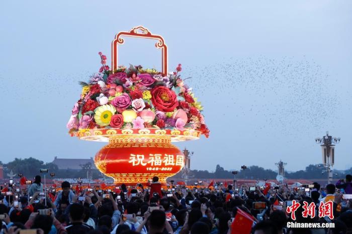 图为市民游客拍摄天安门广场中的国庆主题花坛。 <a target='_blank' href='/'>中新社</a>记者 韩海丹 摄